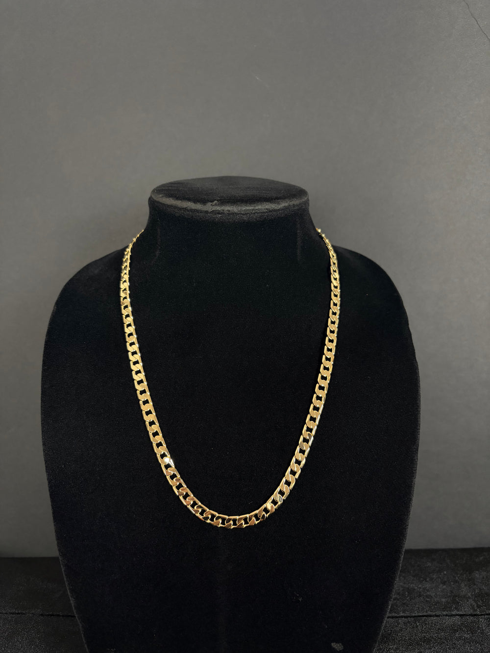 HZ Archive 6.2 mm curb chain, 22 inches, on a black display