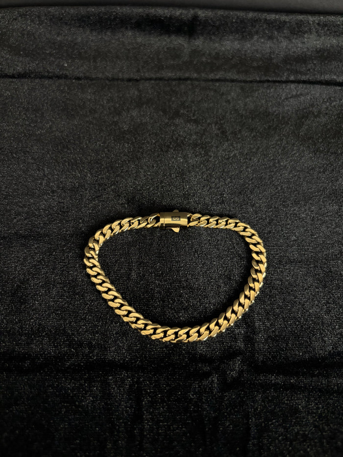 6 mm Monaco bracelet: Bracelet arranged on dark fabric