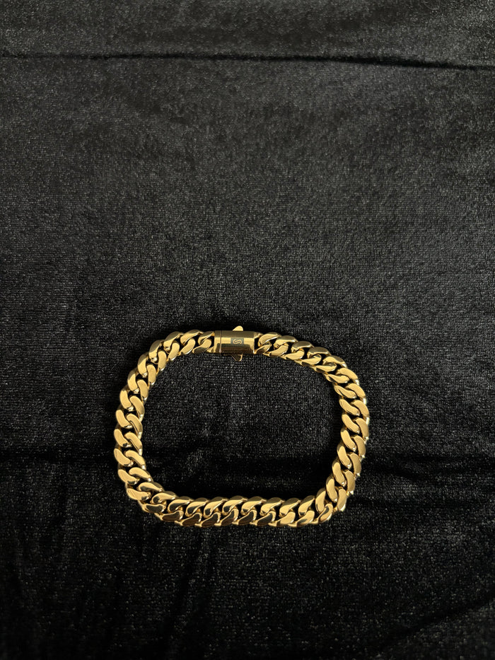 8 mm Monaco bracelet: Bracelet arranged on dark fabric
