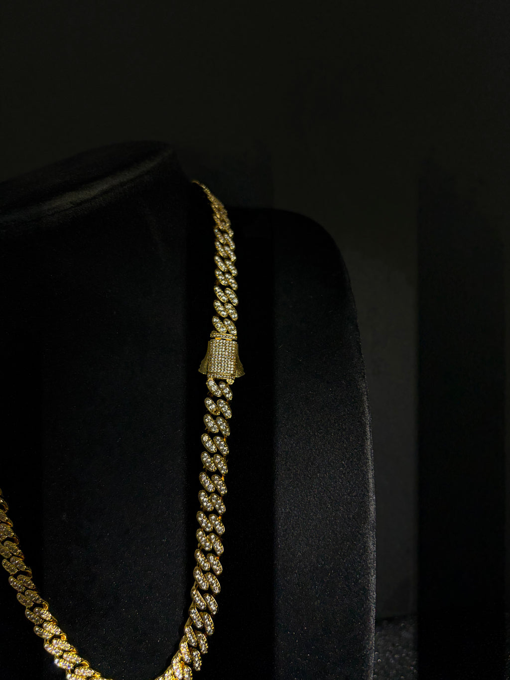 Iced Cuban Chain — 9 mm · Gold — product photo 3