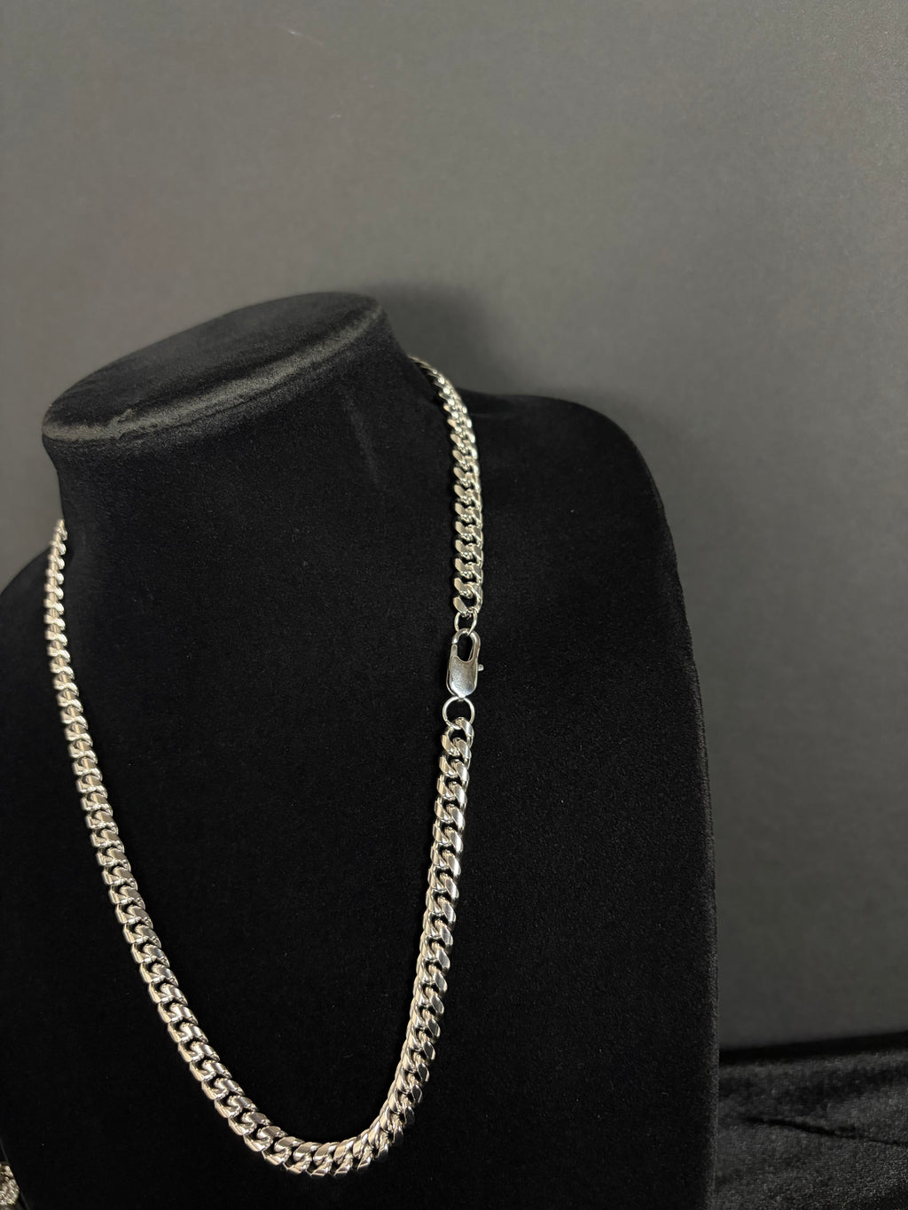 Cuban Chain — 8 mm · Lobster Clasp in 316L stainless steel — angled view showing lobster clasp