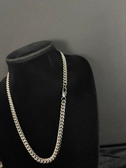 Cuban Chain — 8 mm · Lobster Clasp in 316L stainless steel — angled view showing lobster clasp