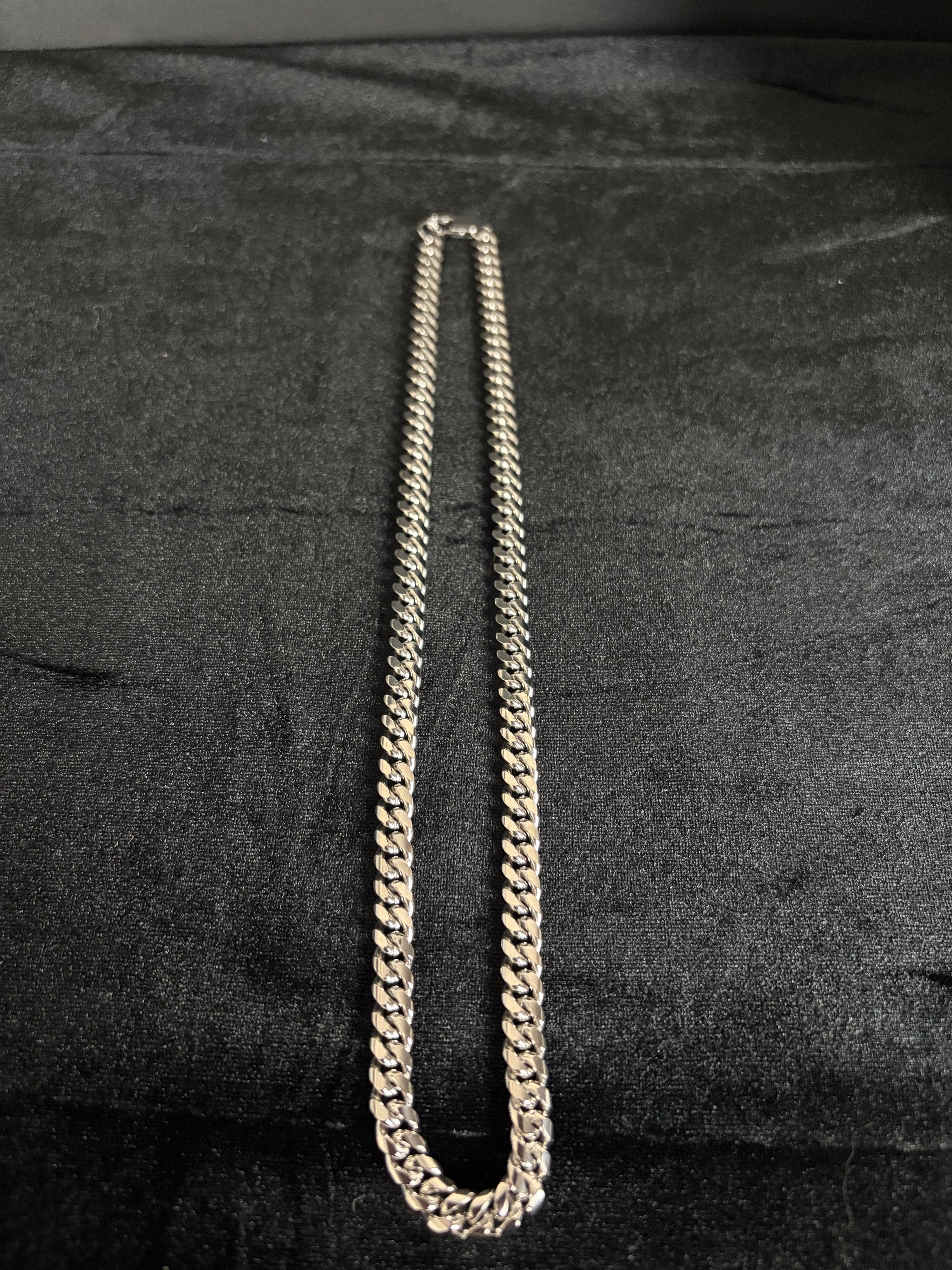 Cuban Chain — 8 mm · Lobster Clasp in 316L stainless steel — full chain laid flat