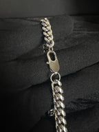 Cuban Chain — 8 mm · Lobster Clasp in 316L stainless steel — lobster clasp and link close-up