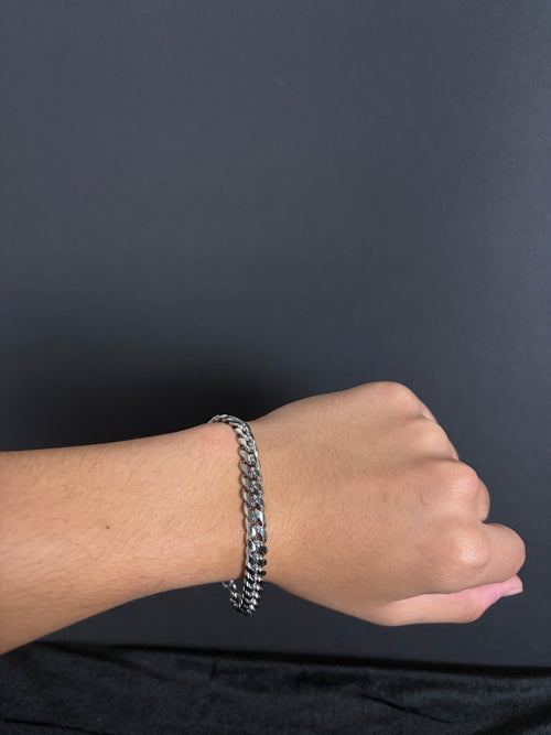 Cuban Bracelet — 8 mm · Lobster Clasp in 316L stainless steel — bracelet worn on wrist