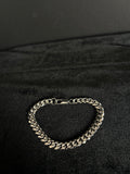 Cuban Bracelet — 8 mm · Lobster Clasp in 316L stainless steel — full bracelet on dark fabric