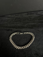 Cuban Bracelet — 8 mm · Lobster Clasp in 316L stainless steel — full bracelet on dark fabric