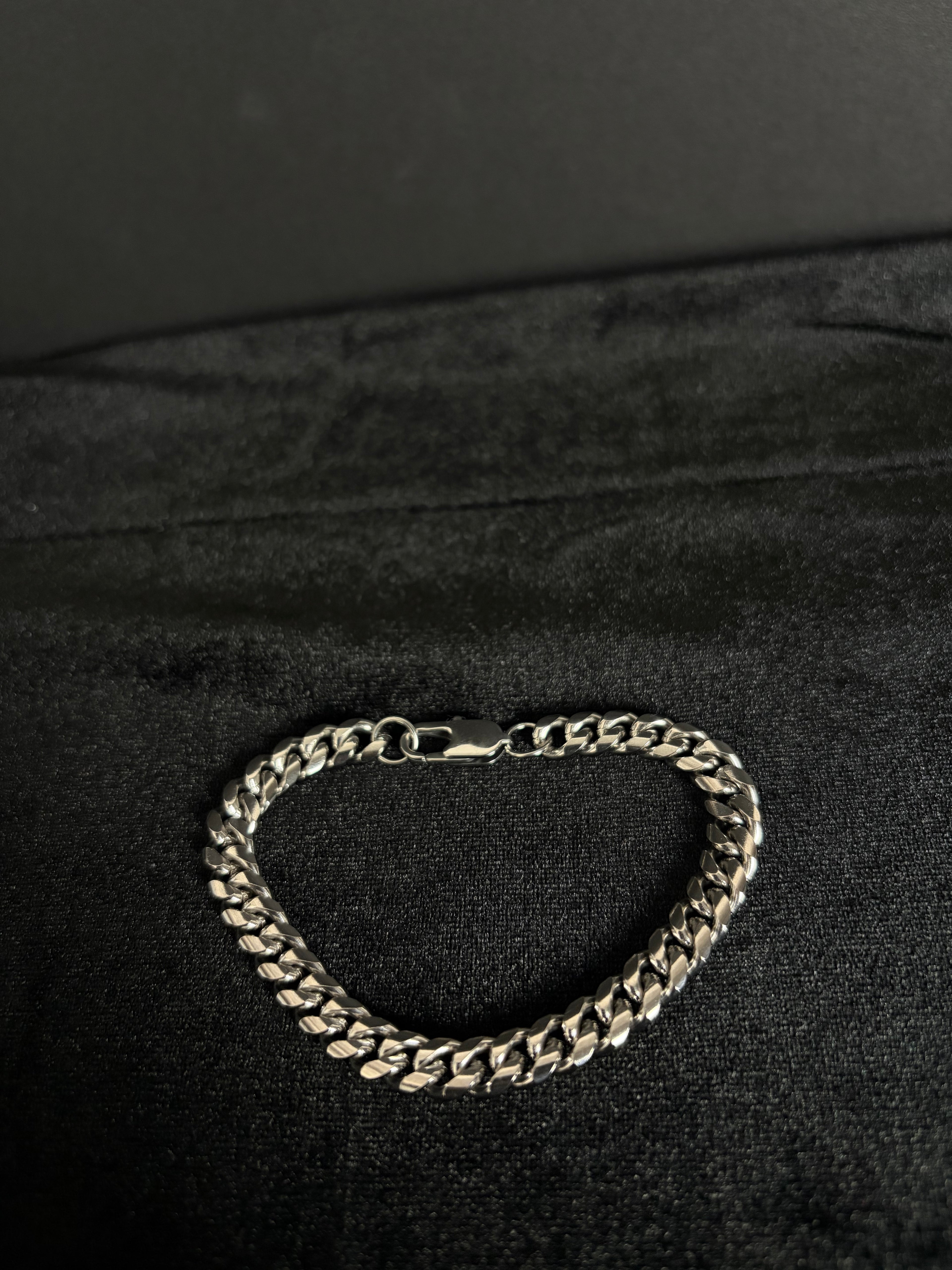Cuban Bracelet — 8 mm · Lobster Clasp in 316L stainless steel — full bracelet on dark fabric