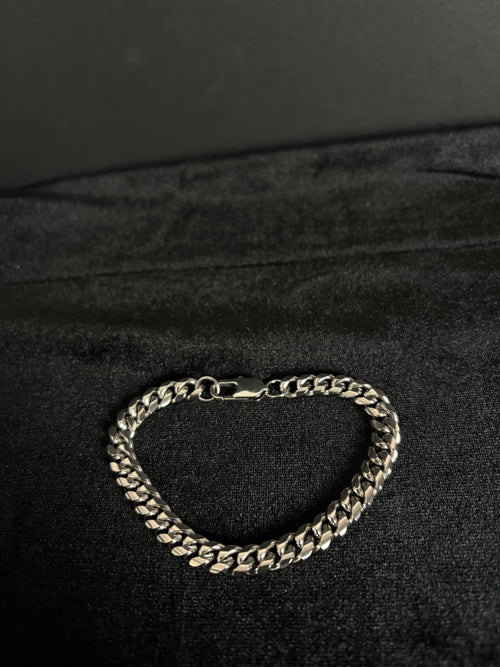 Cuban Bracelet — 8 mm · Lobster Clasp in 316L stainless steel — full bracelet on dark fabric