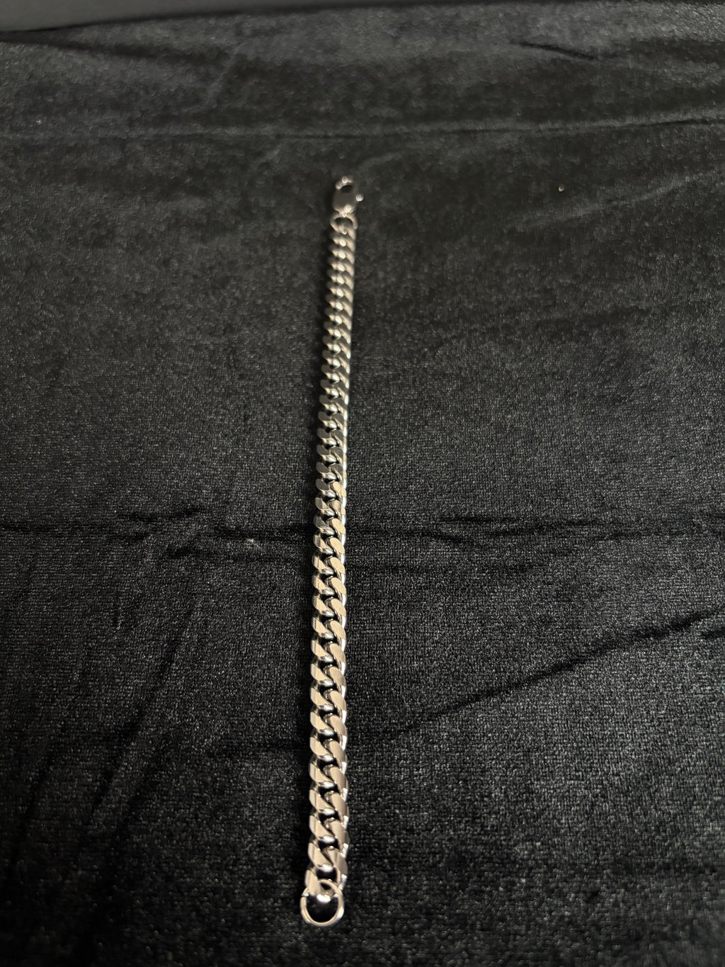 Cuban Bracelet — 8 mm · Lobster Clasp in 316L stainless steel — bracelet laid straight