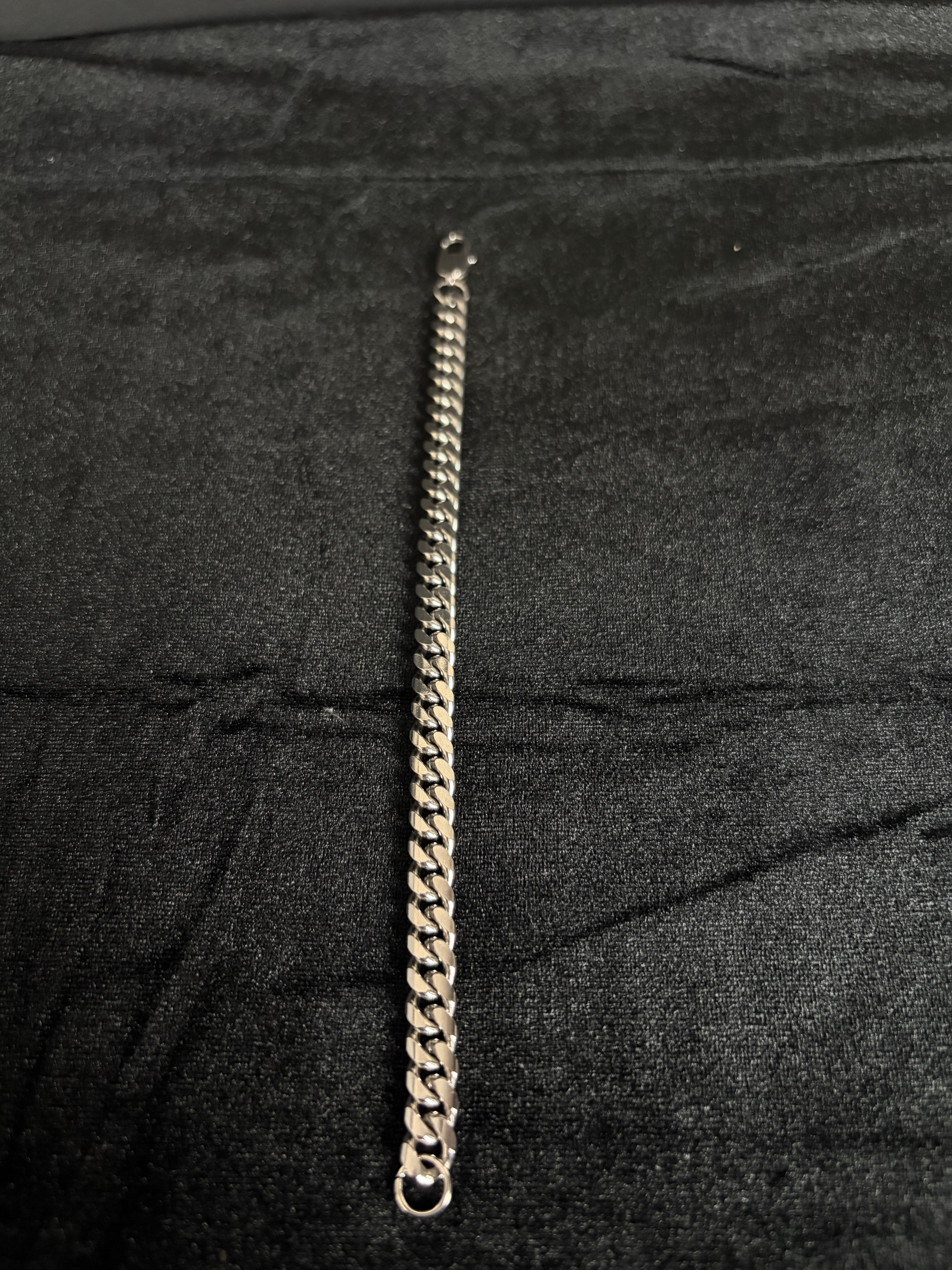 Cuban Bracelet — 8 mm · Lobster Clasp in 316L stainless steel — bracelet laid straight