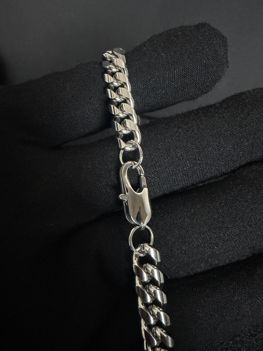 Cuban Bracelet — 8 mm · Lobster Clasp in 316L stainless steel — lobster clasp close-up