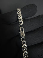 Cuban Bracelet — 8 mm · Lobster Clasp in 316L stainless steel — lobster clasp close-up