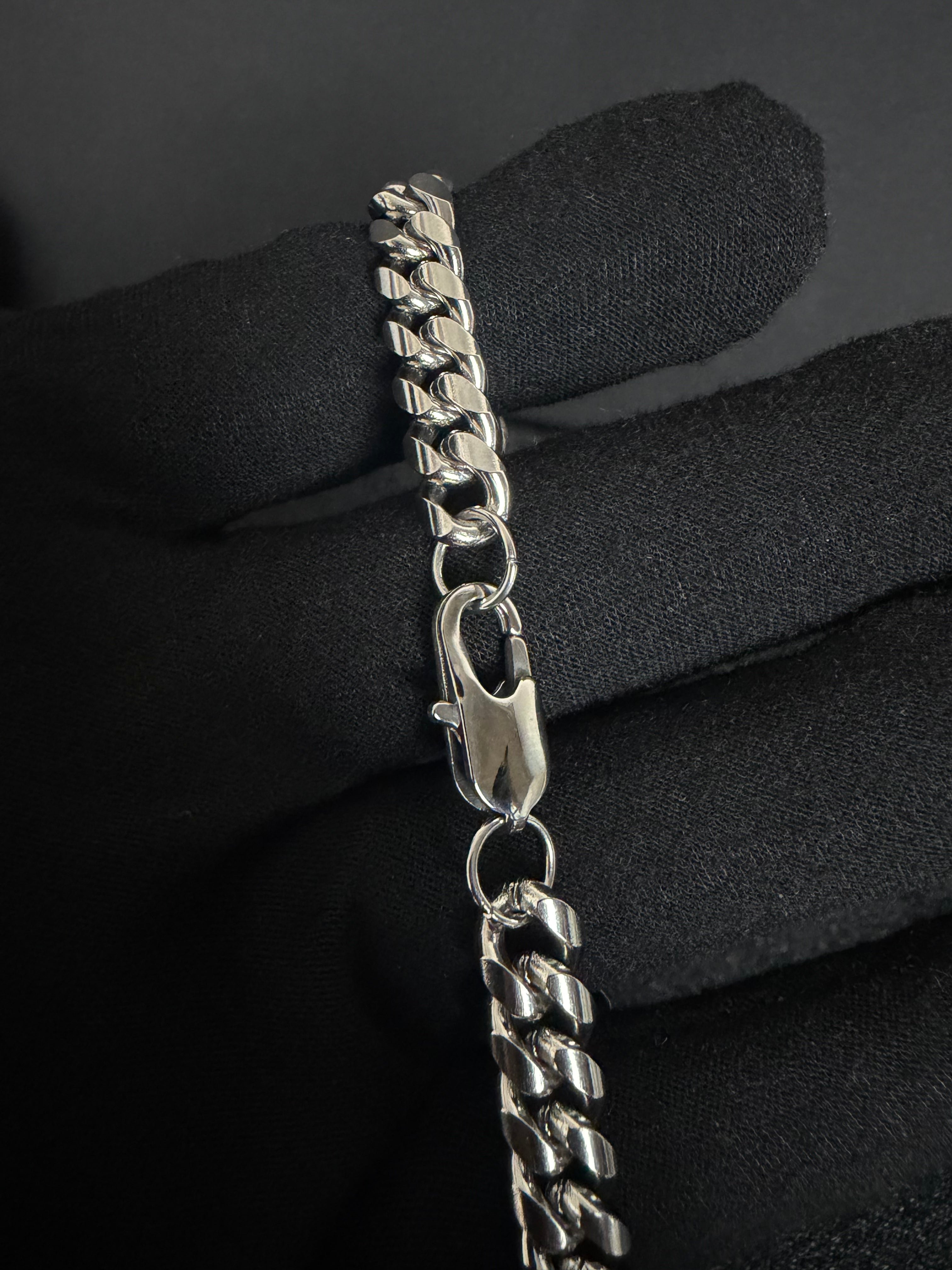 Cuban Bracelet — 8 mm · Lobster Clasp in 316L stainless steel — lobster clasp close-up
