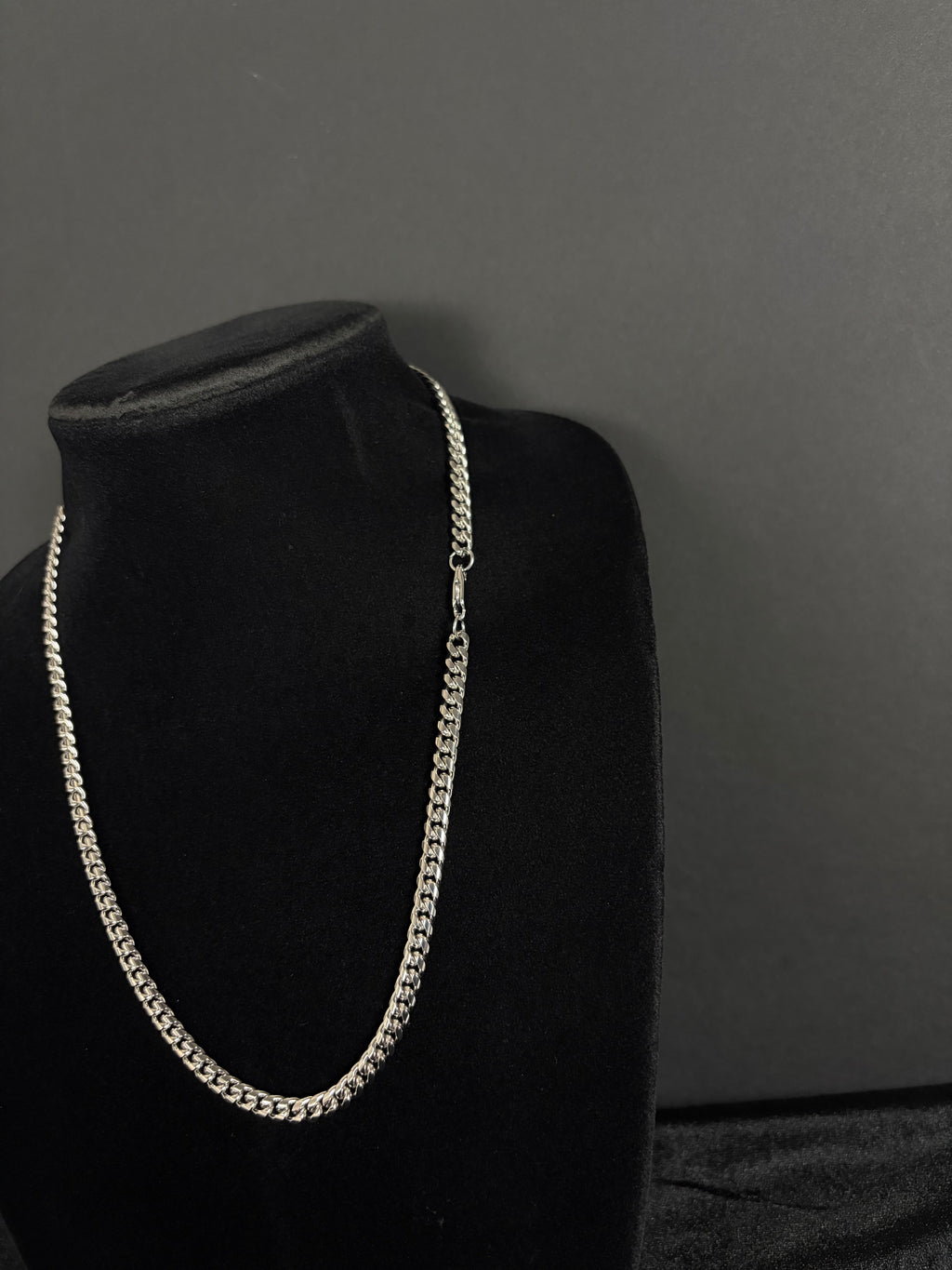 Cuban Chain — 6 mm · Lobster Clasp in 316L stainless steel — angled view showing clasp