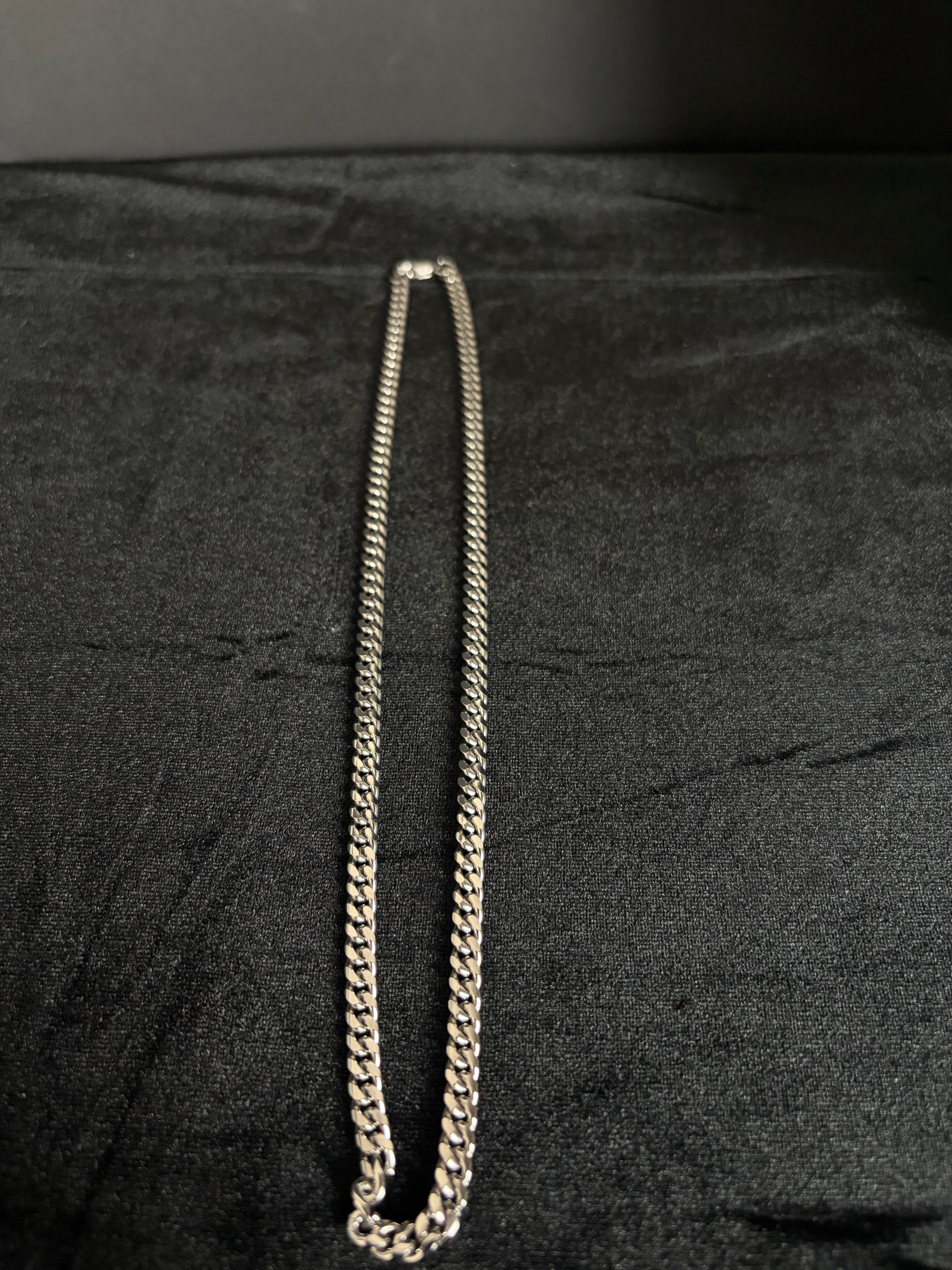 Cuban Chain — 6 mm · Lobster Clasp in 316L stainless steel — full chain laid flat