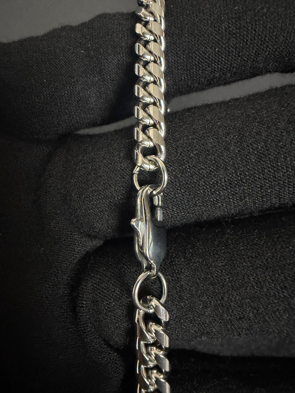 Cuban Chain — 6 mm · Lobster Clasp in 316L stainless steel — lobster clasp and link close-up