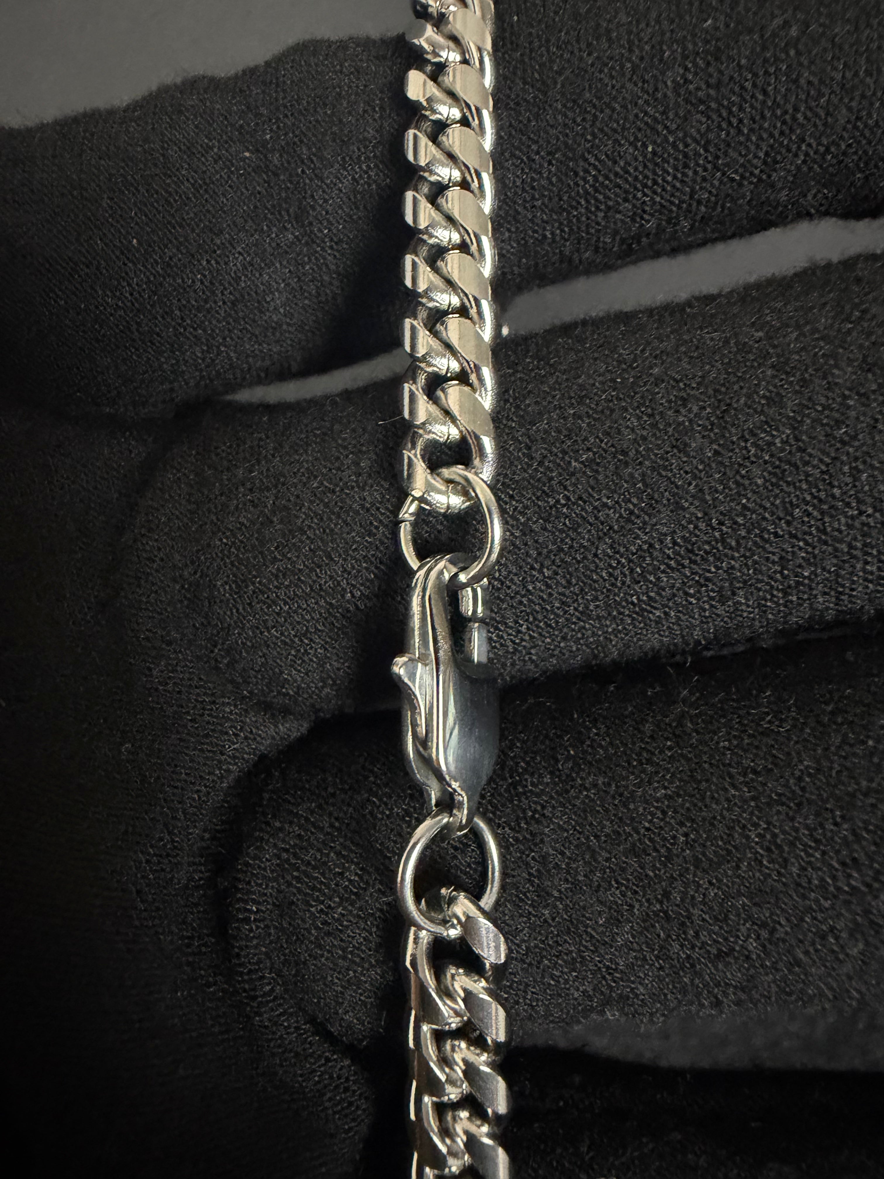 Cuban Chain — 6 mm · Lobster Clasp in 316L stainless steel — lobster clasp and link close-up
