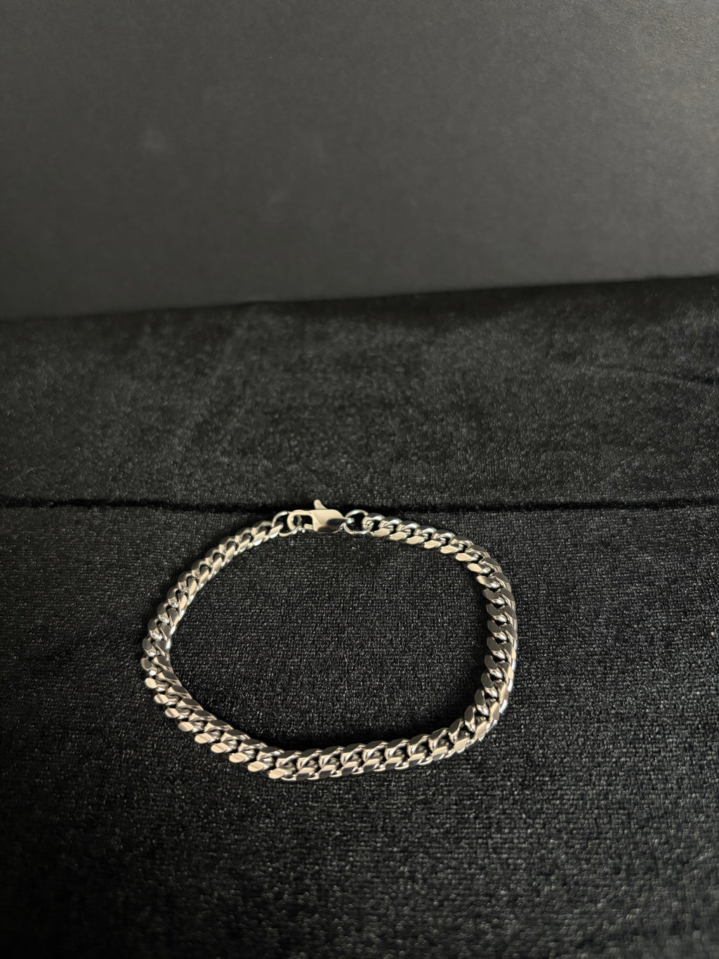 Cuban Bracelet — 6 mm · Lobster Clasp in 316L stainless steel — full bracelet on dark fabric
