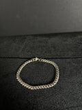Cuban Bracelet — 6 mm · Lobster Clasp in 316L stainless steel — full bracelet on dark fabric