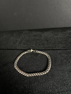 Cuban Bracelet — 6 mm · Lobster Clasp in 316L stainless steel — full bracelet on dark fabric