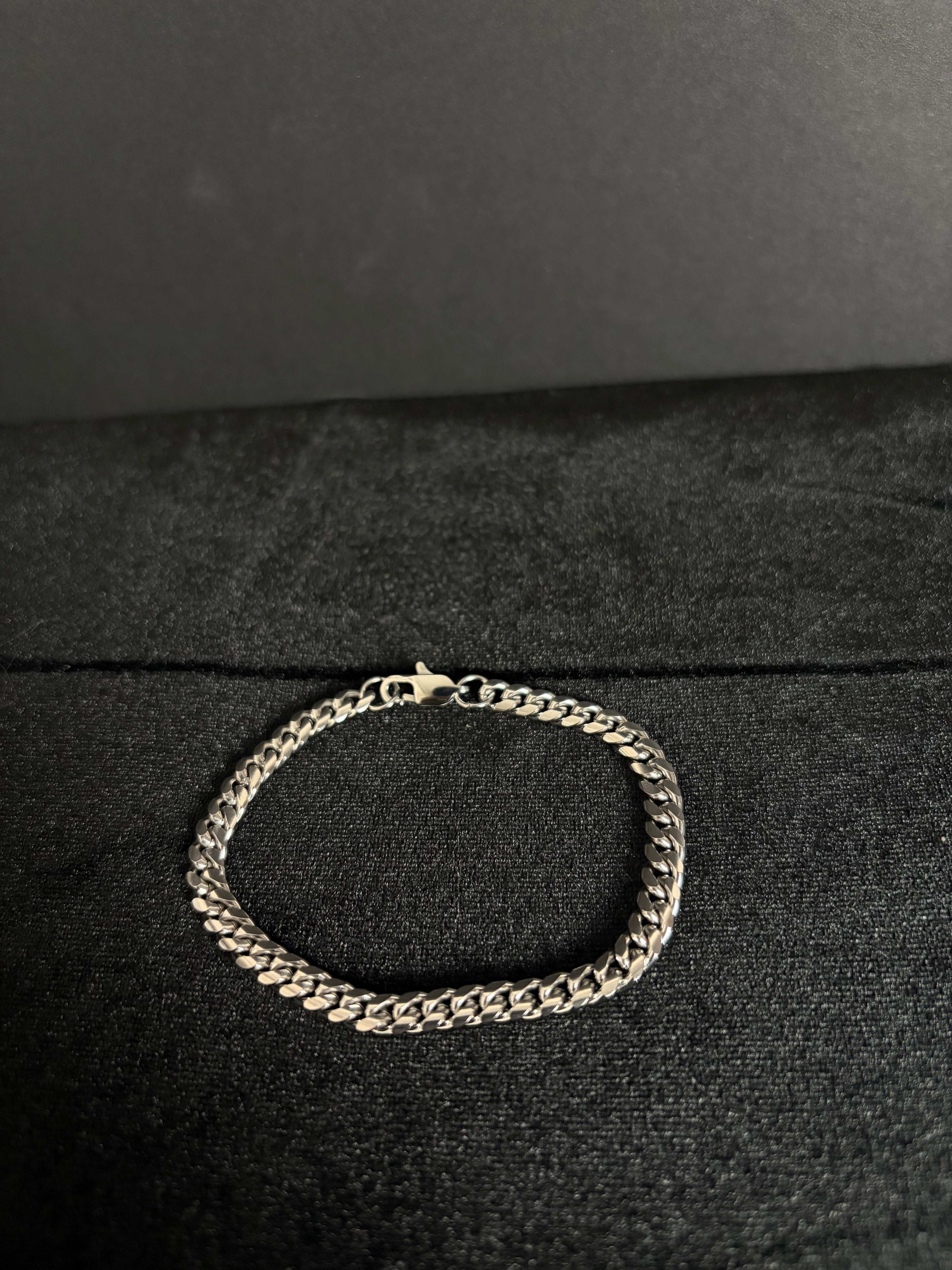 Cuban Bracelet — 6 mm · Lobster Clasp in 316L stainless steel — full bracelet on dark fabric