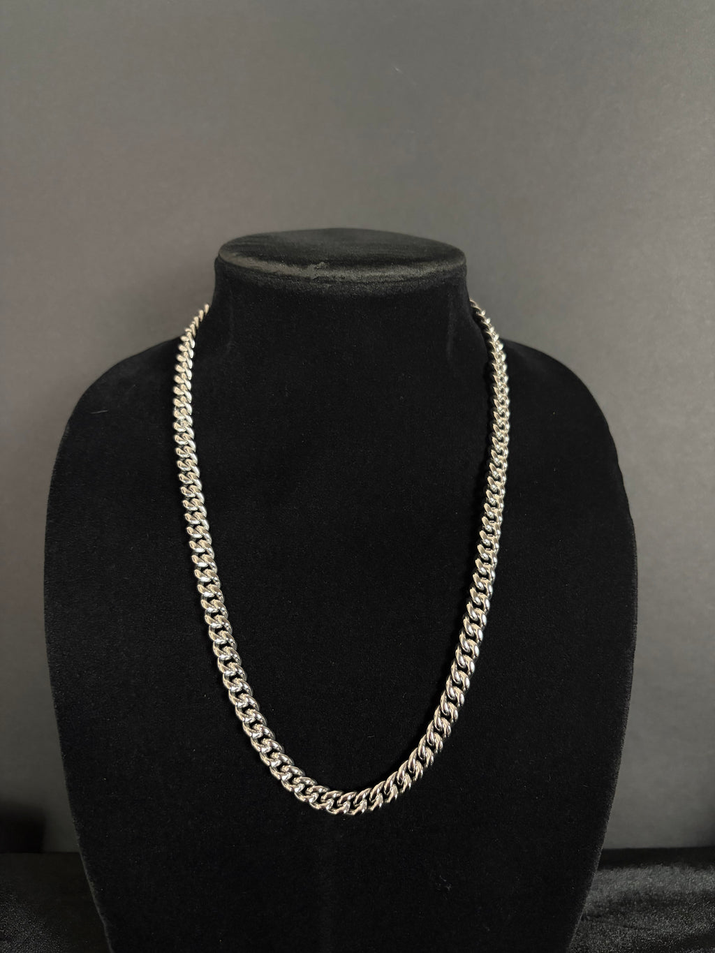 Cuban Chain — 8 mm · Box Clasp in 316L stainless steel — front view on black display