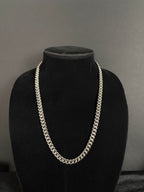 Cuban Chain — 8 mm · Box Clasp in 316L stainless steel — front view on black display