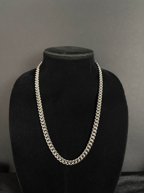 Cuban Chain — 8 mm · Box Clasp in 316L stainless steel — front view on black display