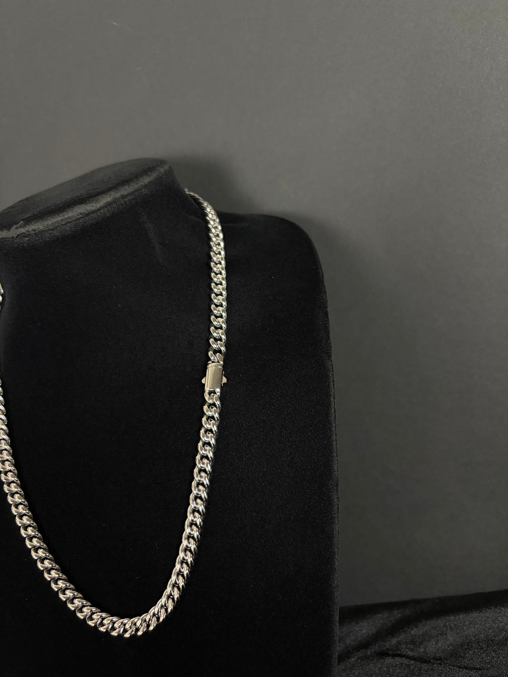 Cuban Chain — 8 mm · Box Clasp in 316L stainless steel — angled view showing box clasp