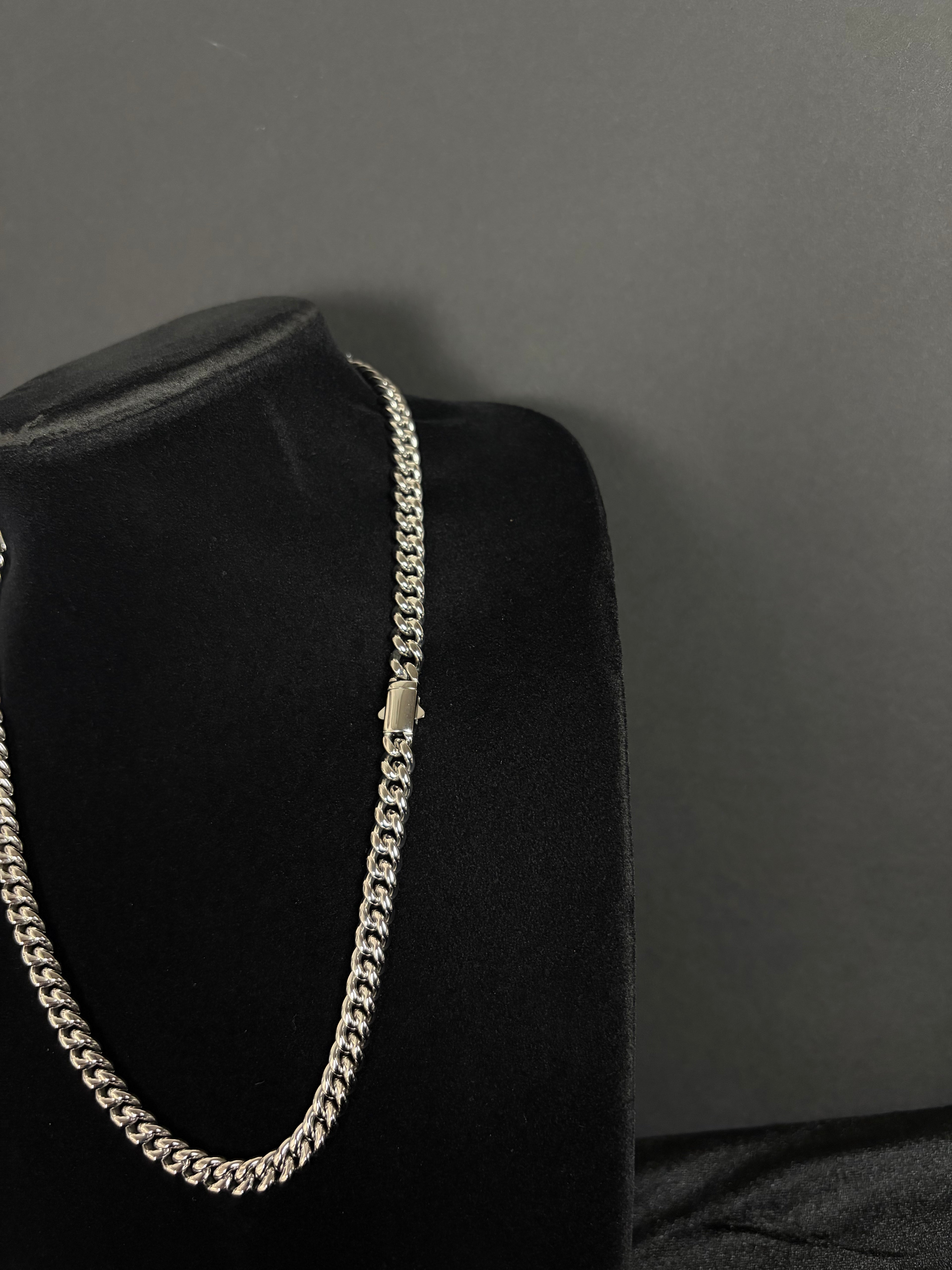 Cuban Chain — 8 mm · Box Clasp in 316L stainless steel — angled view showing box clasp