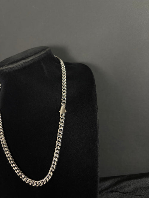Cuban Chain — 8 mm · Box Clasp in 316L stainless steel — angled view showing box clasp
