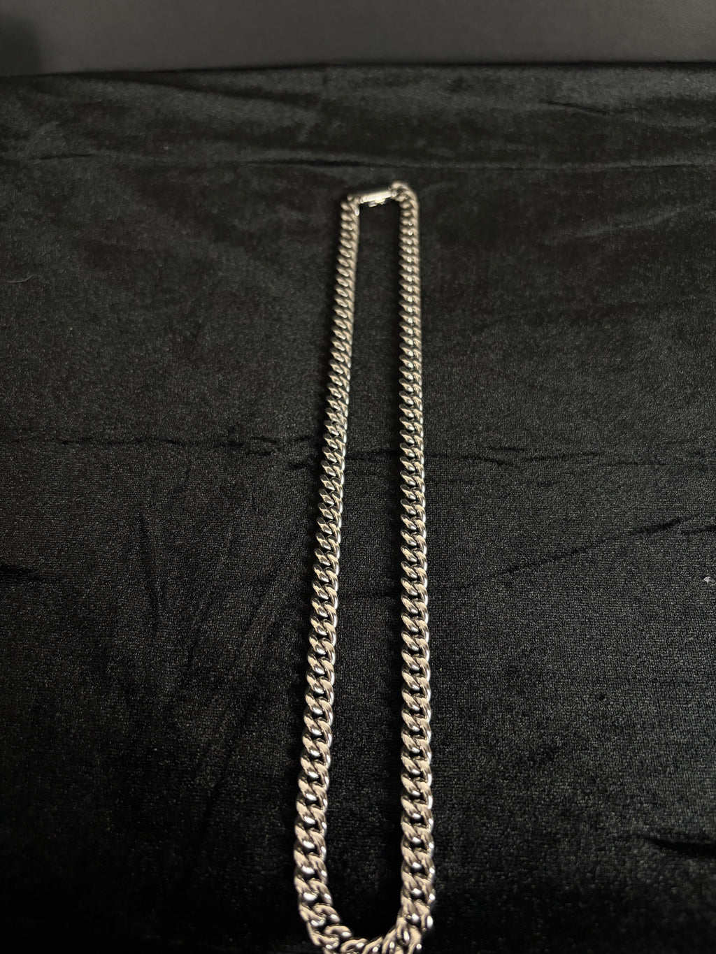 Cuban Chain — 8 mm · Box Clasp in 316L stainless steel — full chain laid flat