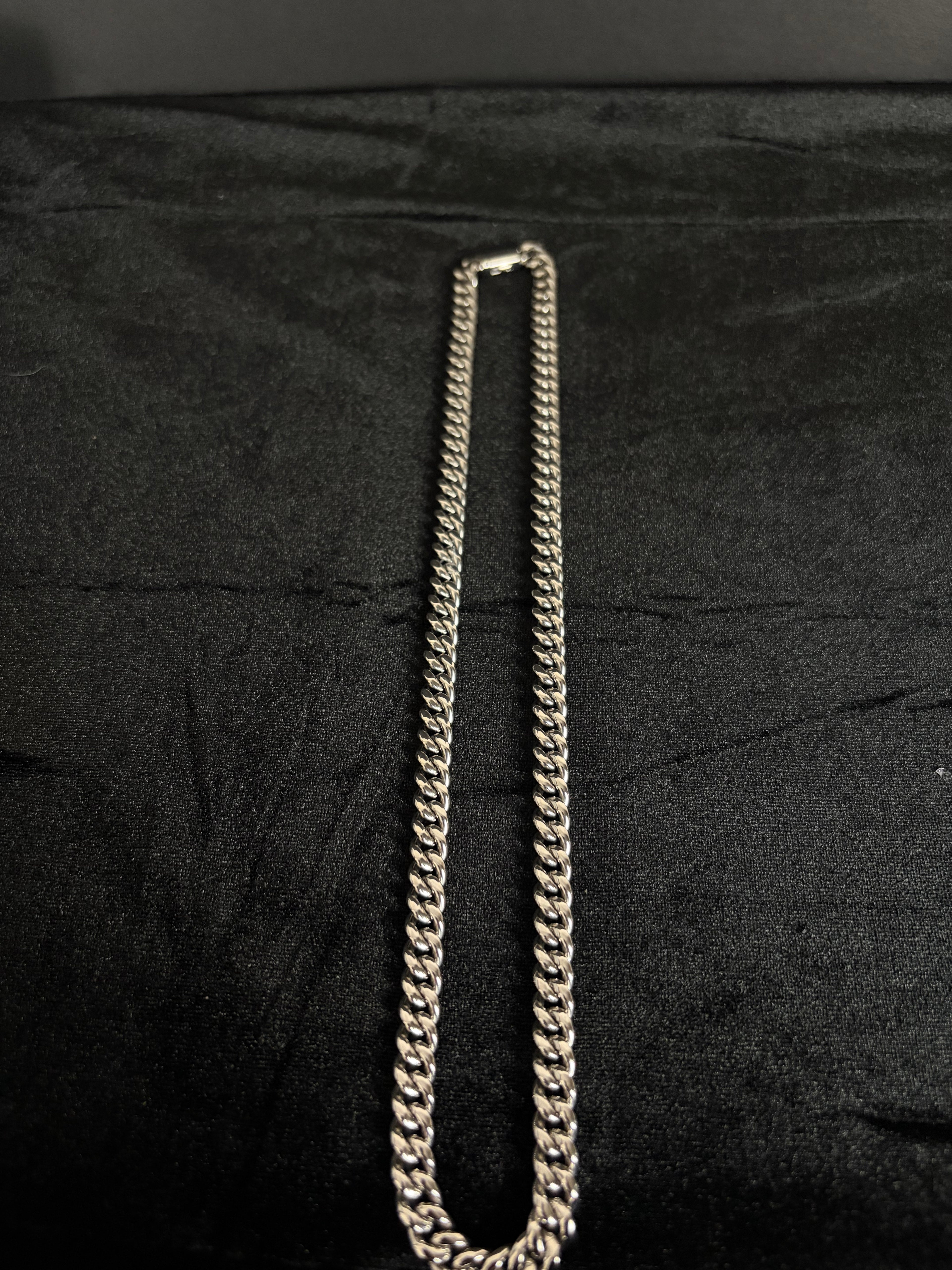Cuban Chain — 8 mm · Box Clasp in 316L stainless steel — full chain laid flat