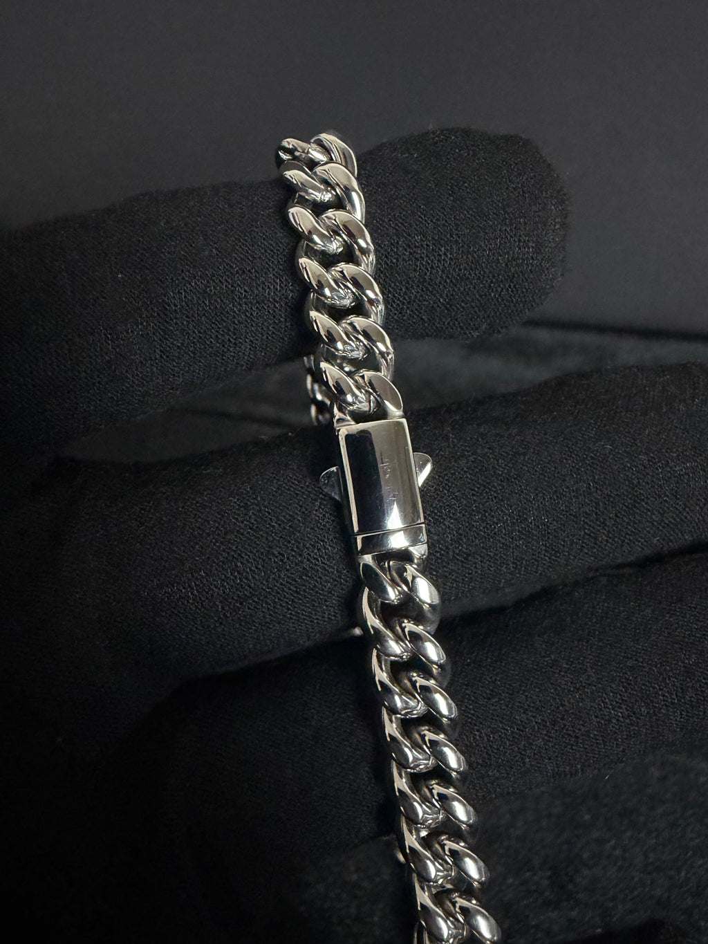 Cuban Chain — 8 mm · Box Clasp in 316L stainless steel — box clasp and link close-up