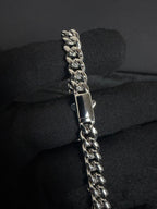 Cuban Chain — 8 mm · Box Clasp in 316L stainless steel — box clasp and link close-up