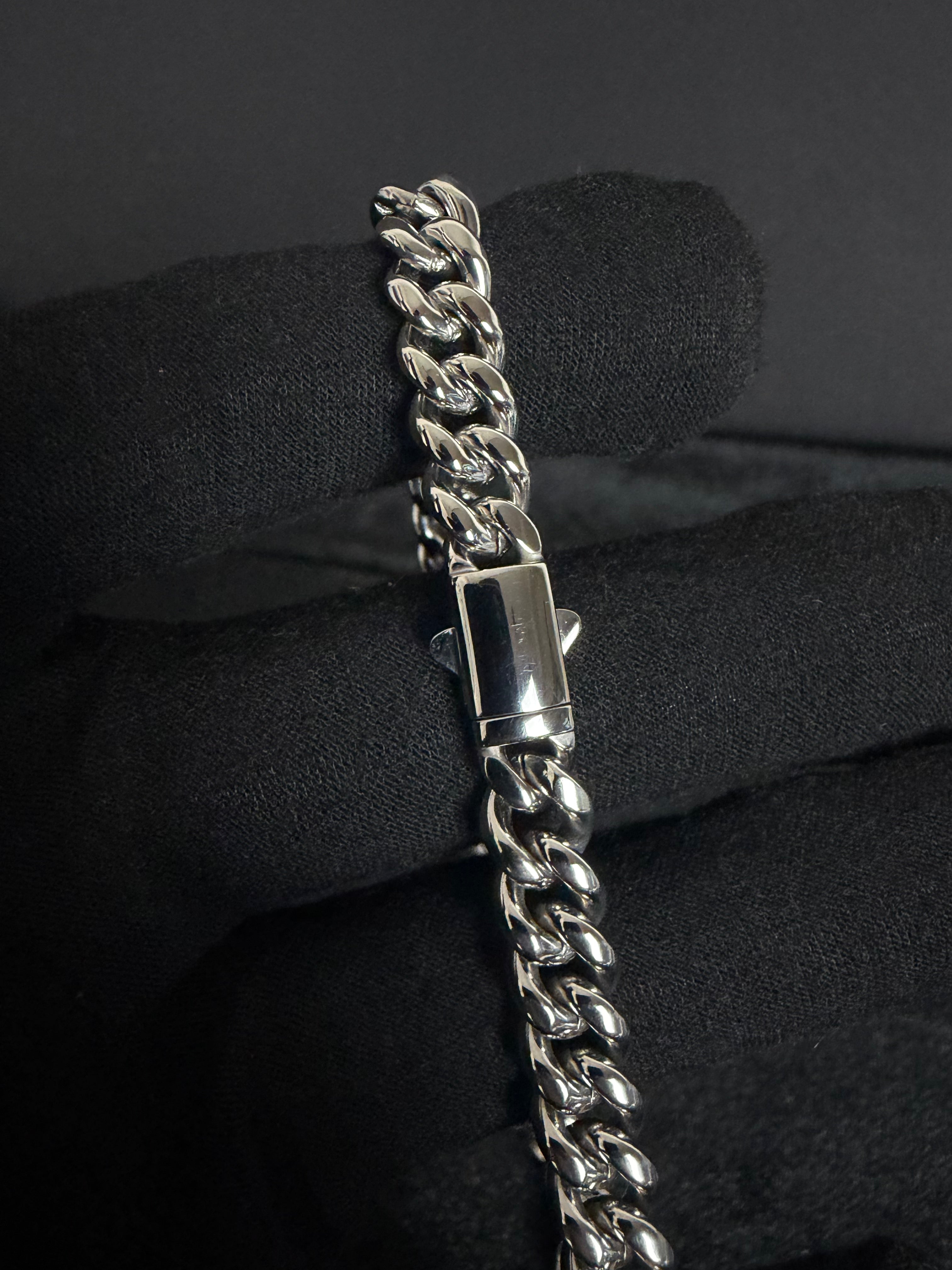 Cuban Chain — 8 mm · Box Clasp in 316L stainless steel — box clasp and link close-up