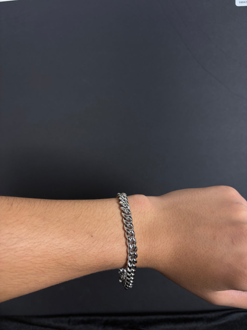 Cuban Bracelet — 8 mm · Box Clasp in 316L stainless steel — bracelet worn on wrist