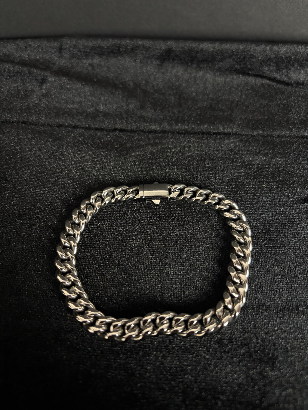 Cuban Bracelet — 8 mm · Box Clasp in 316L stainless steel — full bracelet showing box clasp