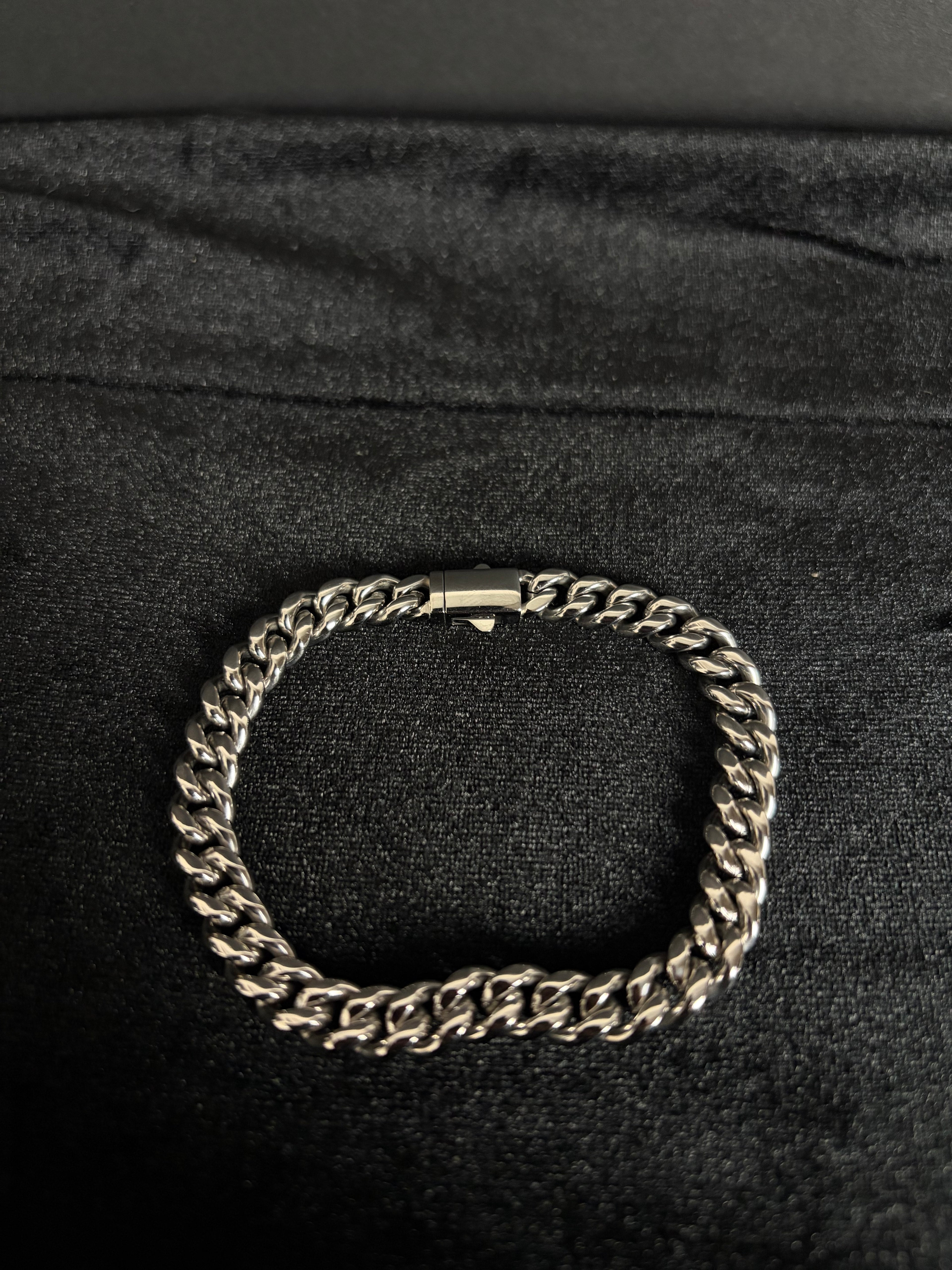 Cuban Bracelet — 8 mm · Box Clasp in 316L stainless steel — full bracelet showing box clasp