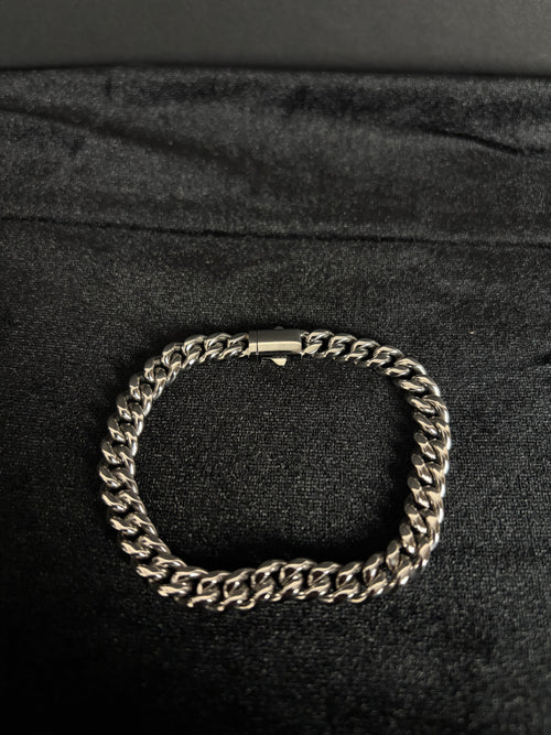 Cuban Bracelet — 8 mm · Box Clasp in 316L stainless steel — full bracelet showing box clasp