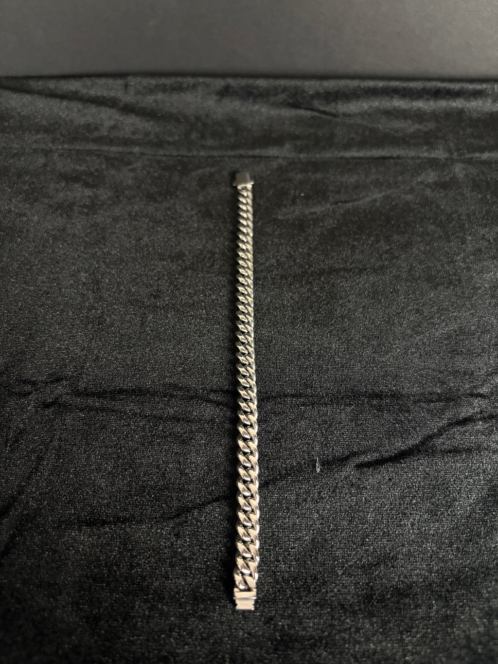 Cuban Bracelet — 8 mm · Box Clasp in 316L stainless steel — bracelet laid straight