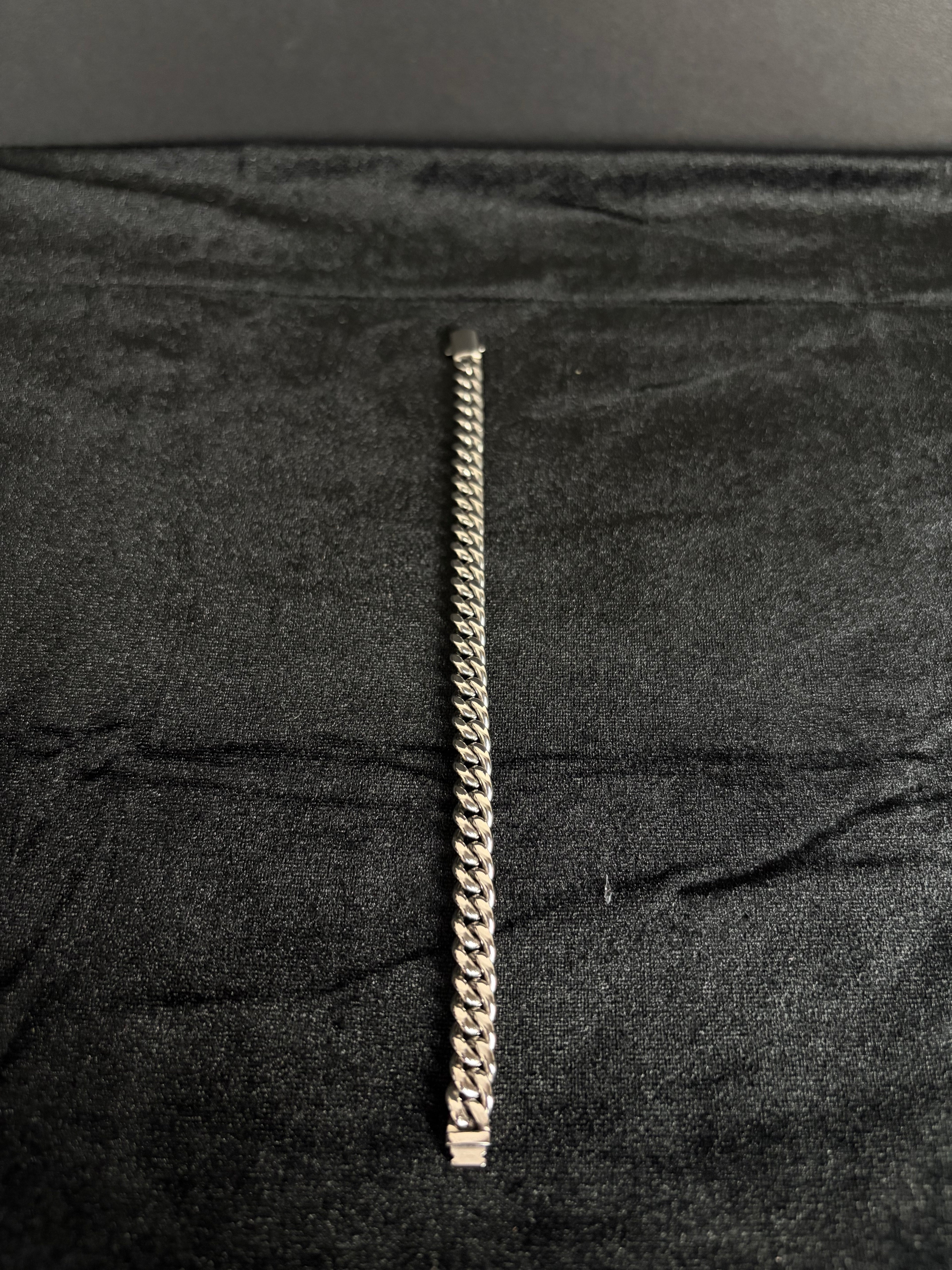 Cuban Bracelet — 8 mm · Box Clasp in 316L stainless steel — bracelet laid straight