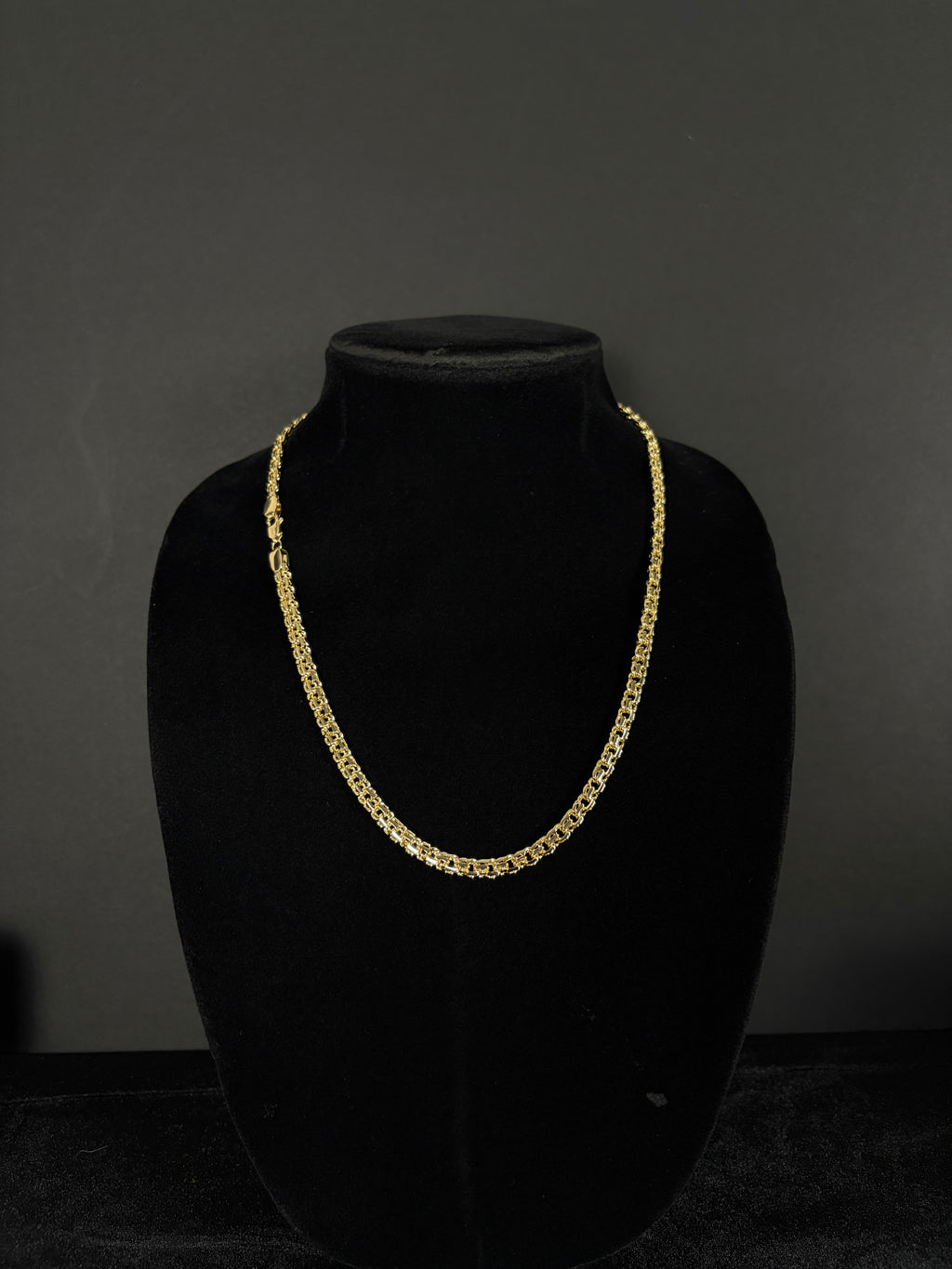 6 mm Chino Link chain, 22 inches, shown from the front on a black velvet display