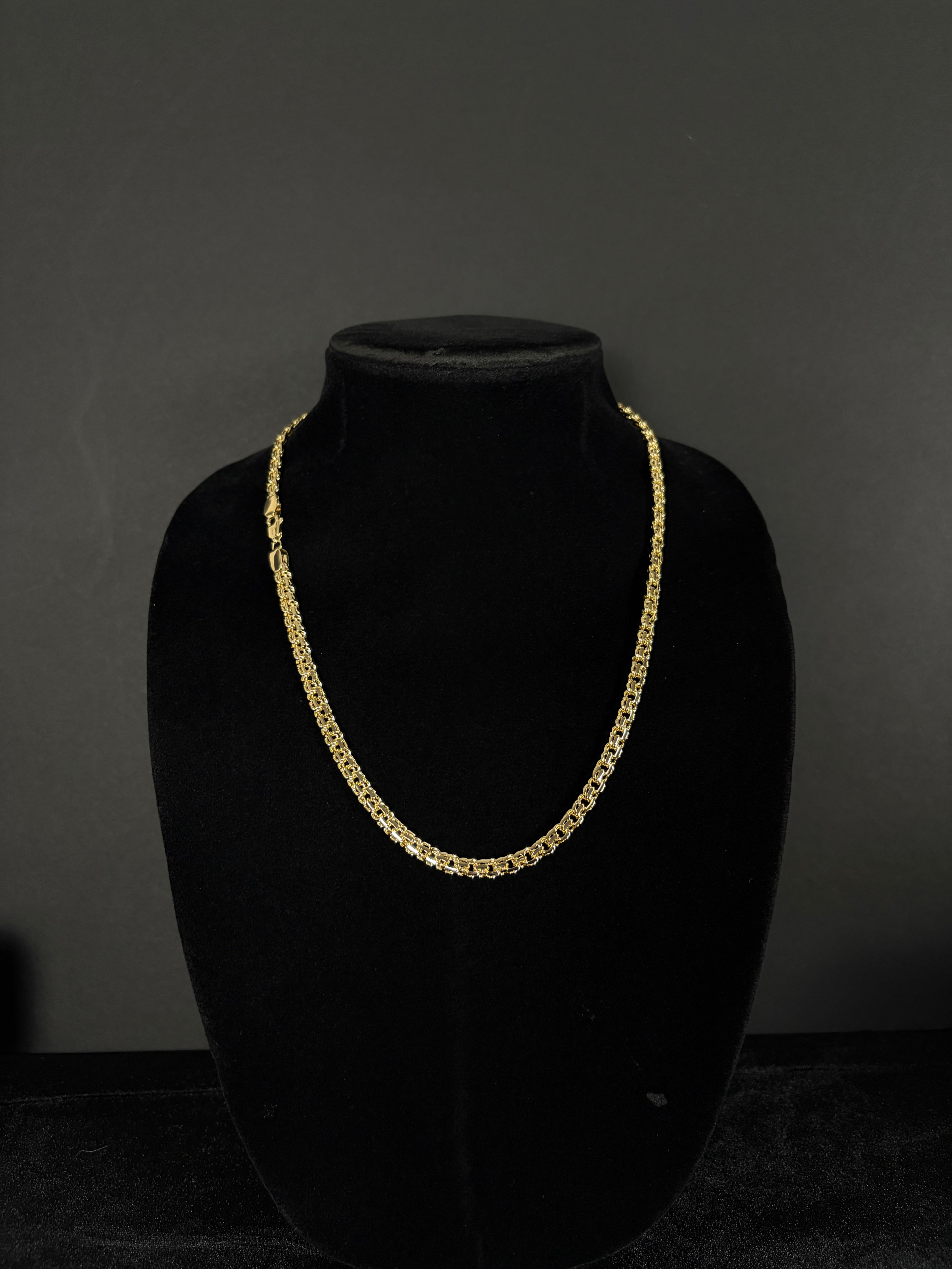 6 mm Chino Link chain, 22 inches, shown from the front on a black velvet display