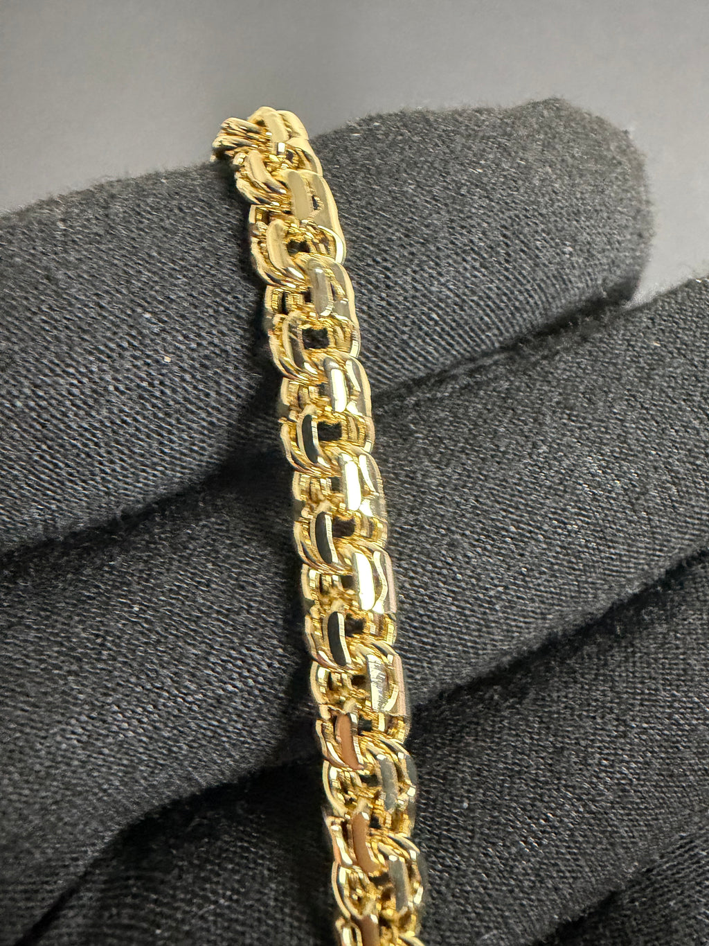 Close-up of the 6 mm Chino Link chain showing the interlocking link pattern