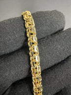 Close-up of the 6 mm Chino Link chain showing the interlocking link pattern
