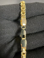 Close-up of the Chino Link chain clasp and connecting links