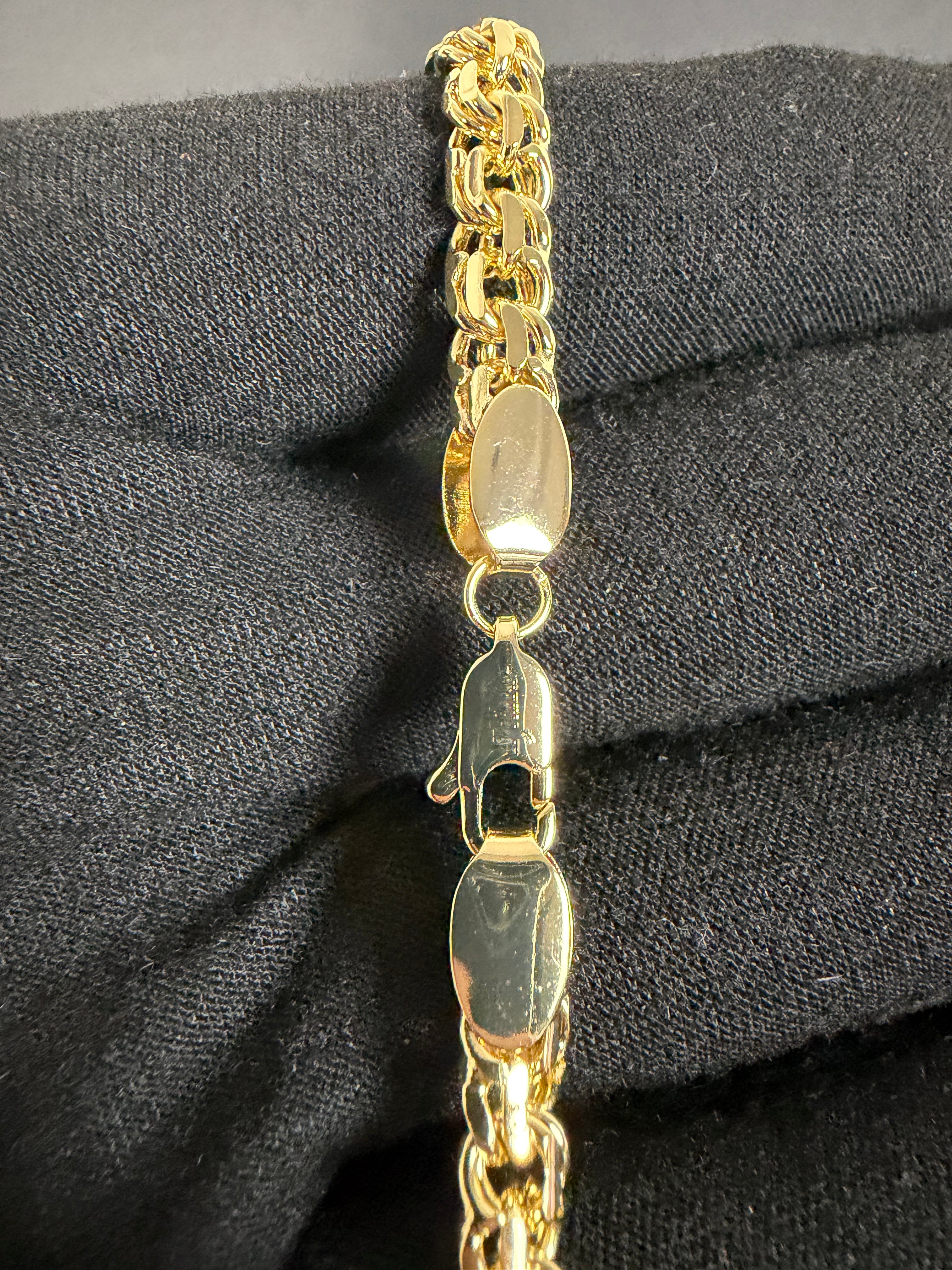 Close-up of the Chino Link chain clasp and connecting links