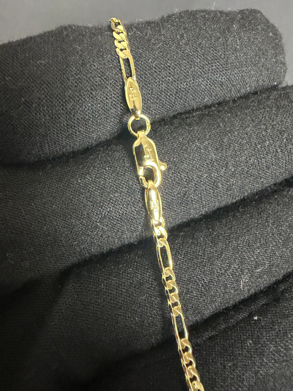 2.4 mm Mini Figaro chain, 22 inches — link and clasp detail